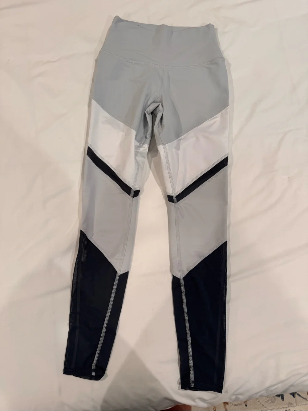 ALO Yoga High-Waist Colorblock Leggings in Light Gray, White & Black